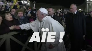 Le pape François perd son calme face au geste brusque dune fidèle [upl. by Cod]